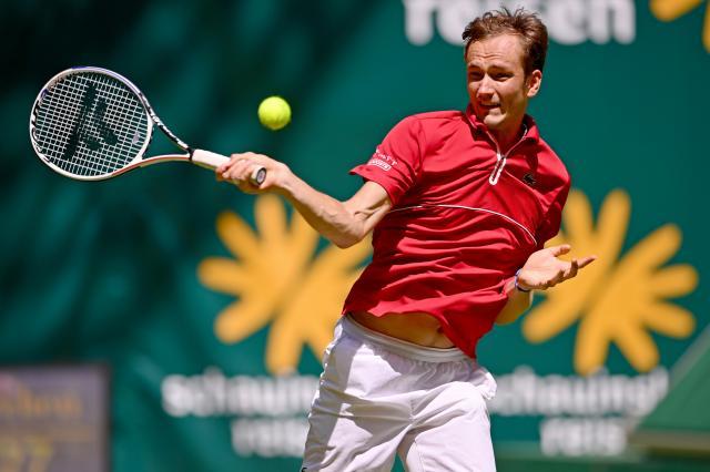 九游官网-梅德维德夫夺草地首冠 从“草地天残”化身温网热门