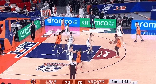 九游官网-怀特塞德被放空远距离跳投命中，上海末节首次反超青岛